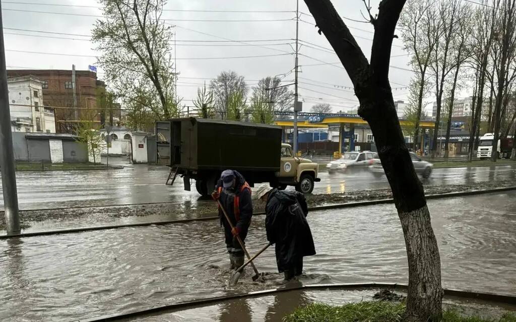 В Саратове после ливня коммунальщики борются с потопом с помощью лопат